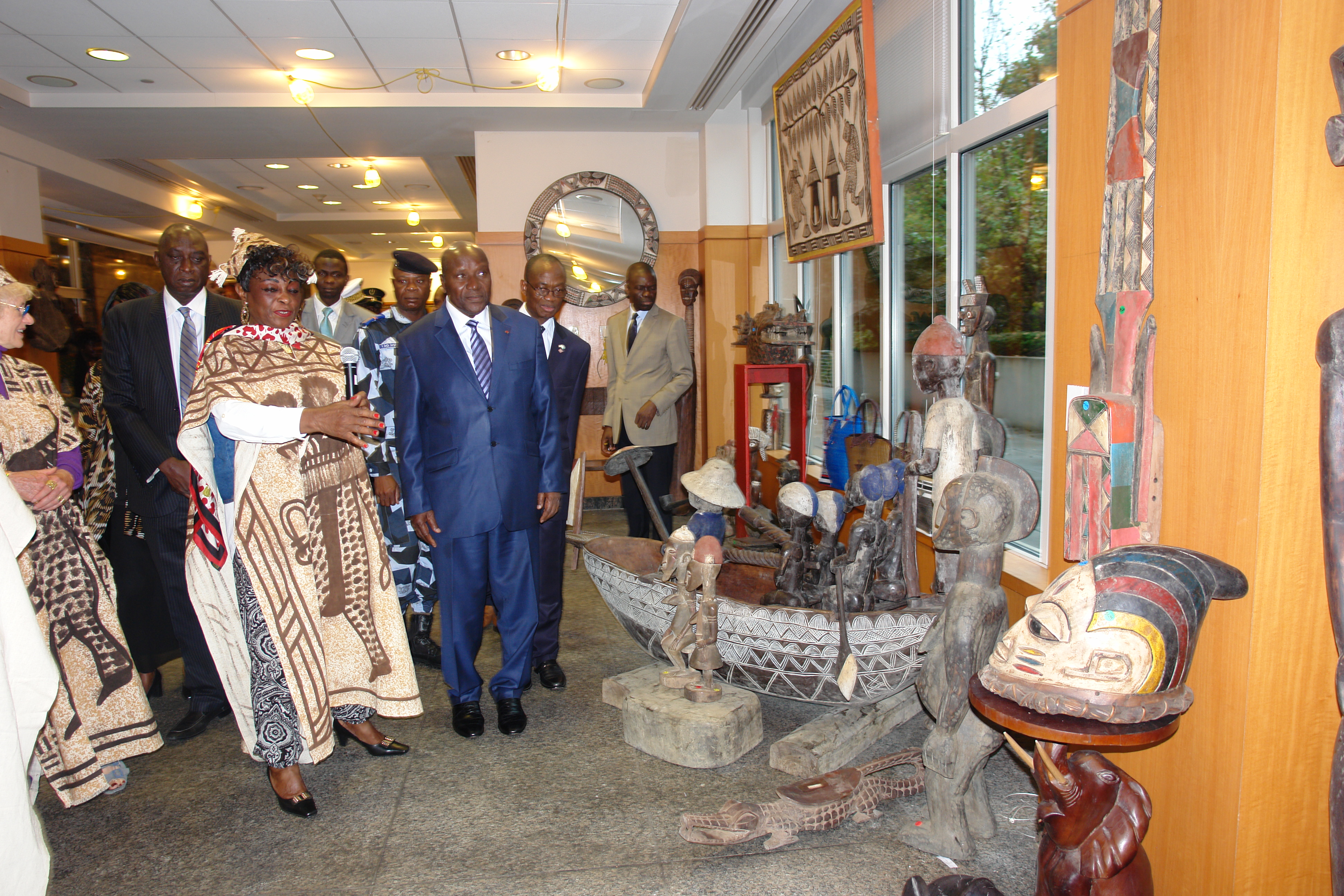 Le Premier Ministre  Daniel Kablan Duncan, a visité l’exposition « l’Art africain en mouvement  »  de la  Fondation Fatou  Sylla   à la Chancellerie, en marge des réunions du Fonds Monétaire et de la Banque Mondiale  