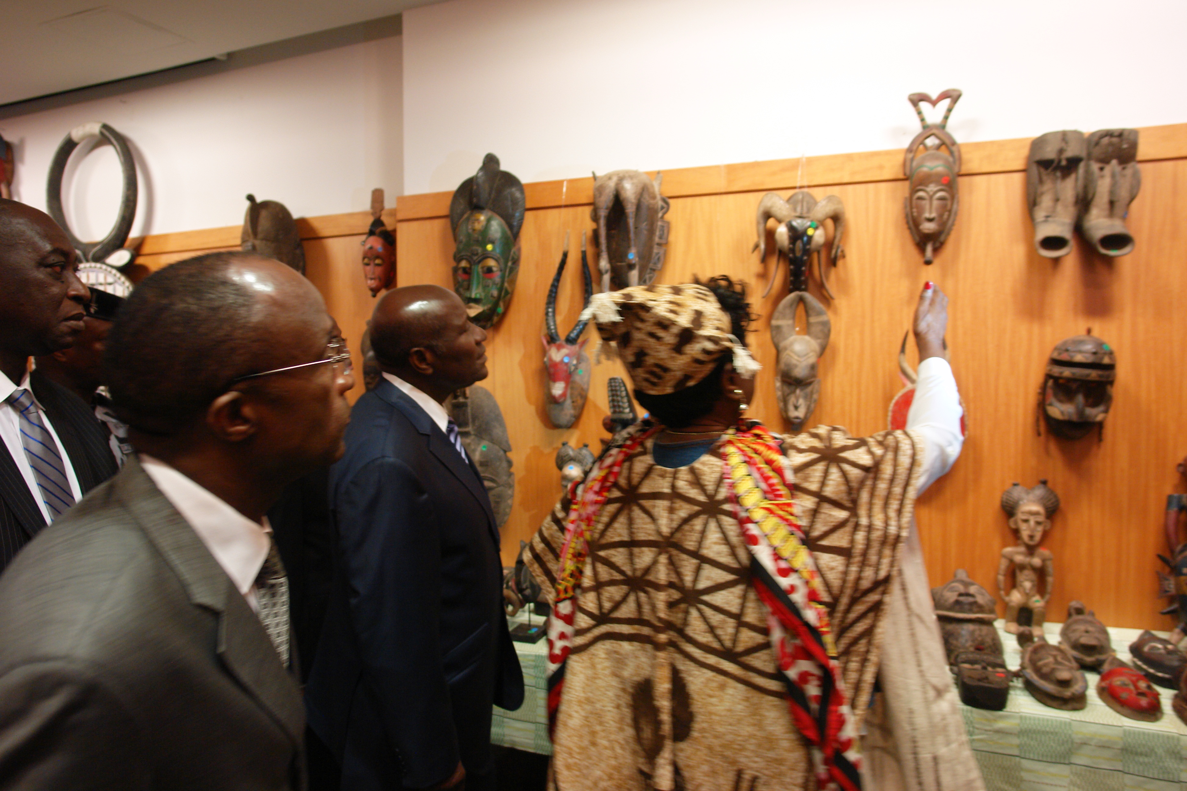 Le Premier Ministre  Daniel Kablan Duncan, a visité l’exposition « l’Art africain en mouvement  »  de la  Fondation Fatou  Sylla   à la Chancellerie, en marge des réunions du Fonds Monétaire et de la Banque Mondiale  
