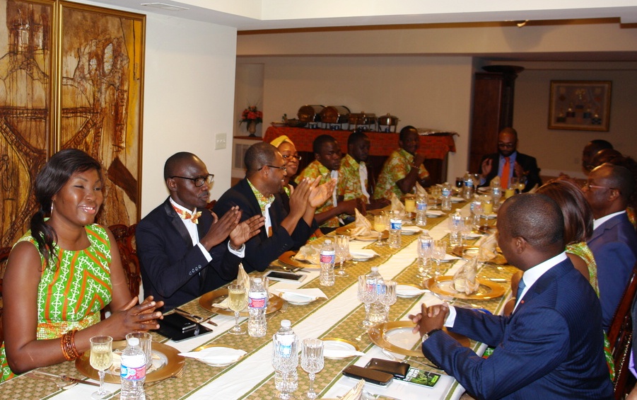 YALI 2015 : SEM Daouda Diabaté a reçu à dîner  12 jeunes leaders  Ivoiriens du Mandela Washington  Fellowship