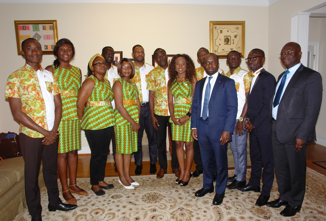 YALI 2015 : SEM Daouda Diabaté a reçu à dîner  12 jeunes leaders  Ivoiriens du Mandela Washington  Fellowship