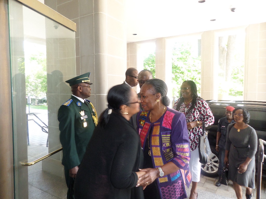 En visite privée aux États Unis d’Amérique, la Grande Chancelière  Henriette Rose Dagri Diabaté visite l’Ambassade de Côte d’Ivoire 