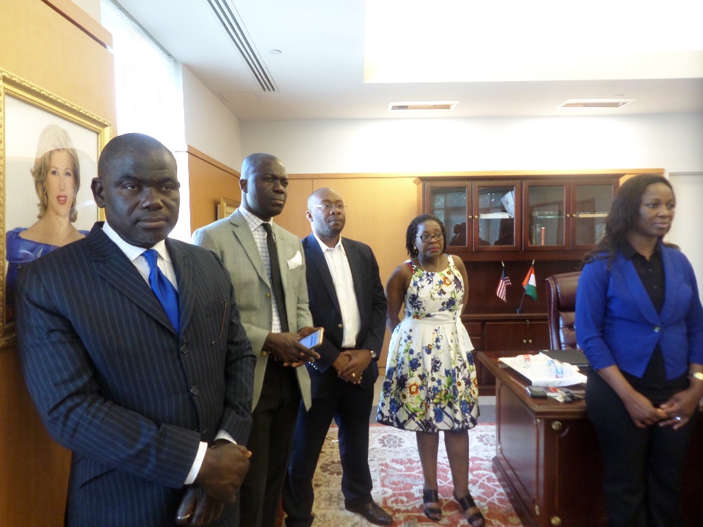 En visite privée aux États Unis d’Amérique, la Grande Chancelière  Henriette Rose Dagri Diabaté visite l’Ambassade de Côte d’Ivoire 