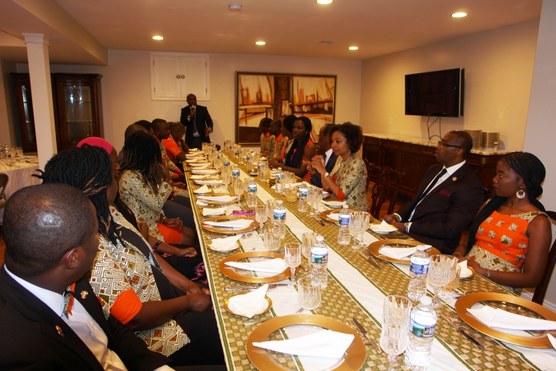 YALI 2017 : SEM Daouda Diabaté a reçu à dîner 18 jeunes leaders Ivoiriens du Mandela Washington Fellowship