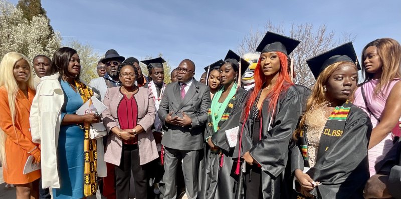 En images  la rencontre de l’Ambassadeur Ibrahima Touré avec les étudiants Ivoiriens de Southern Utah University á Cedar city .